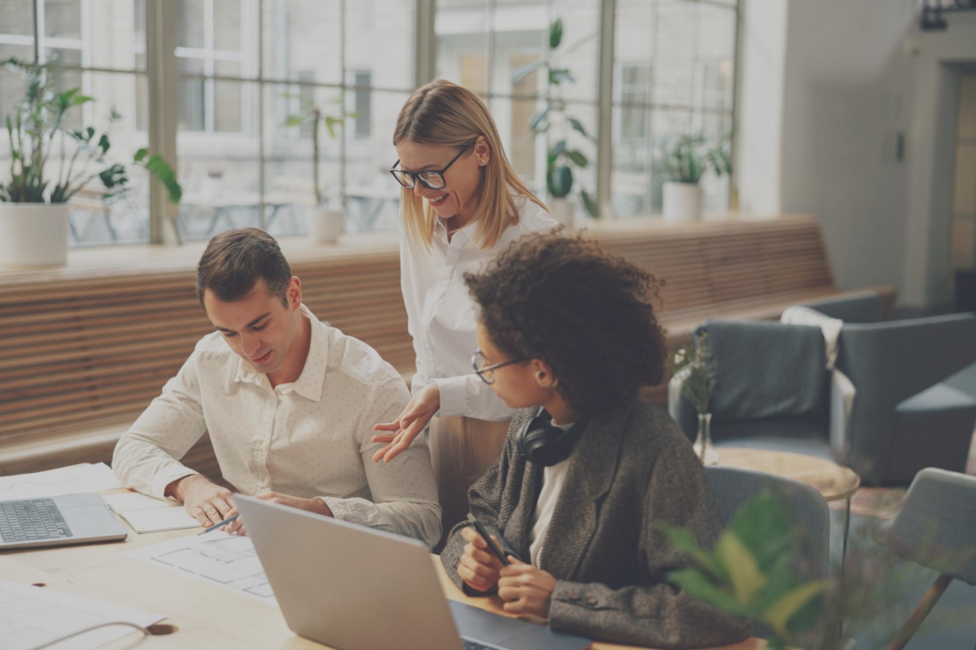 Team werkend aan budgetplanning